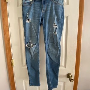 HOLLISTER DISTRESSED BLUE JEANS